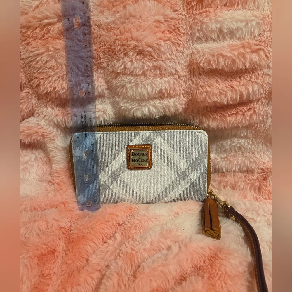 BNWT Dooney & Bourke WHITE/GRAY Plaid Zip-Around Wallet/WRISTLET - Picture 4 of 7